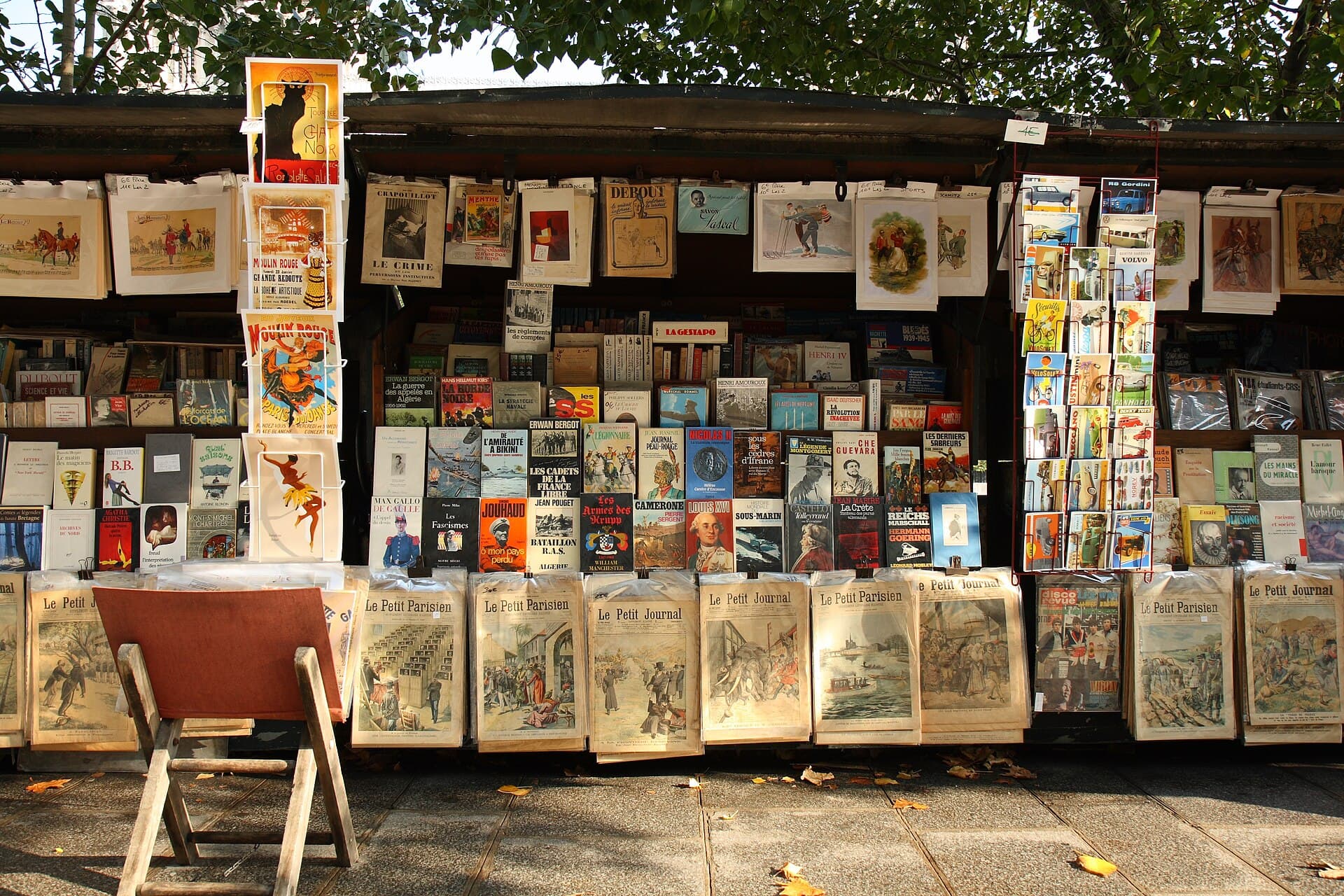 Un chioșc/stand de cărți și publicații, cu rafturi pline de volume, reviste și cărți poștale. (Foto de arhivă: Benh LIEU SONG / CC BY-SA 3.0, Wikimedia Commons)