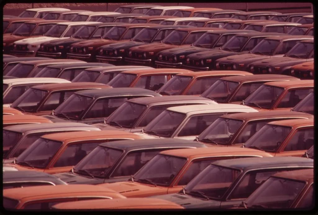 Un număr mare de automobile parcate într-un spațiu de stocare sau într-o parcare. (Foto ilustrativă: U.S. National Archives / CC0 1.0, Openverse)