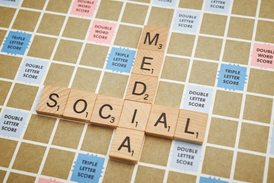 Un joc de Scrabble cu literele care formează „SOCIAL MEDIA”. (Foto ilustrativă: Words as Pictures / CC0 1.0, Openverse)