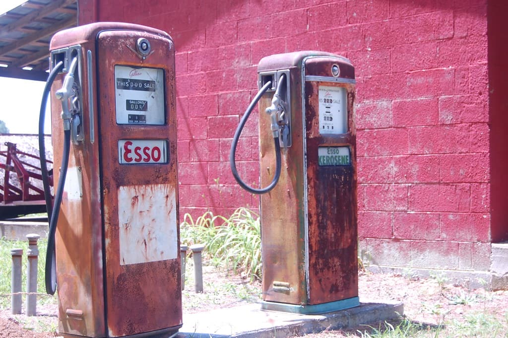 Două pompe vechi de carburant, marca Esso, într-o stație de alimentare. (Foto de arhivă: Donald Lee Pardue / BY 2.0, Openverse)