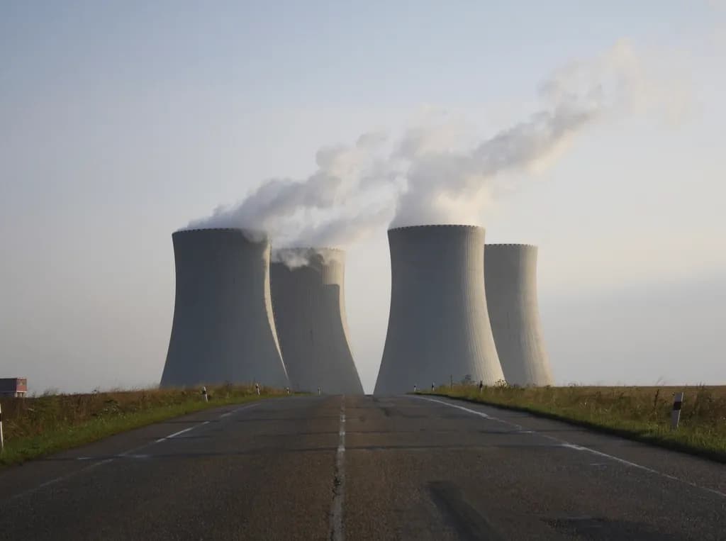 Turnuri de răcire ale unei centrale energetice, văzute de pe un drum. (Foto ilustrativă: necunoscut / CC0 1.0, Openverse)