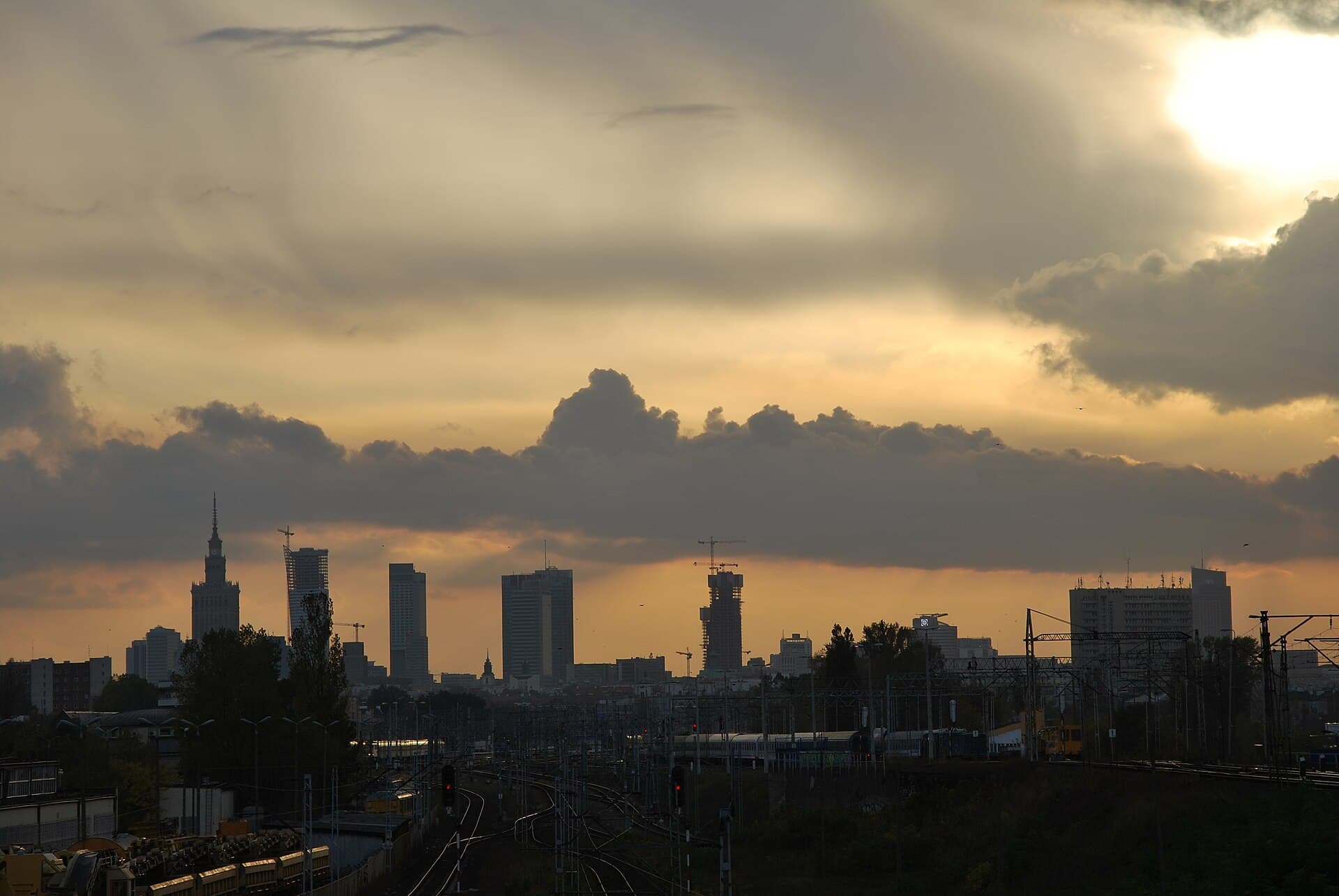 Panorama urbană a Varșoviei, cu Palatul Culturii și Științei și clădiri moderne, fotografiată la apus (Foto: Zorro2212 / CC BY-SA 3.0, Wikimedia Commons)