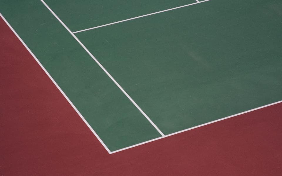 Se vede un teren de tenis, fără jucătoare. (Foto ilustrativă: Chris Chondrogiannis / CC0 1.0, Openverse)