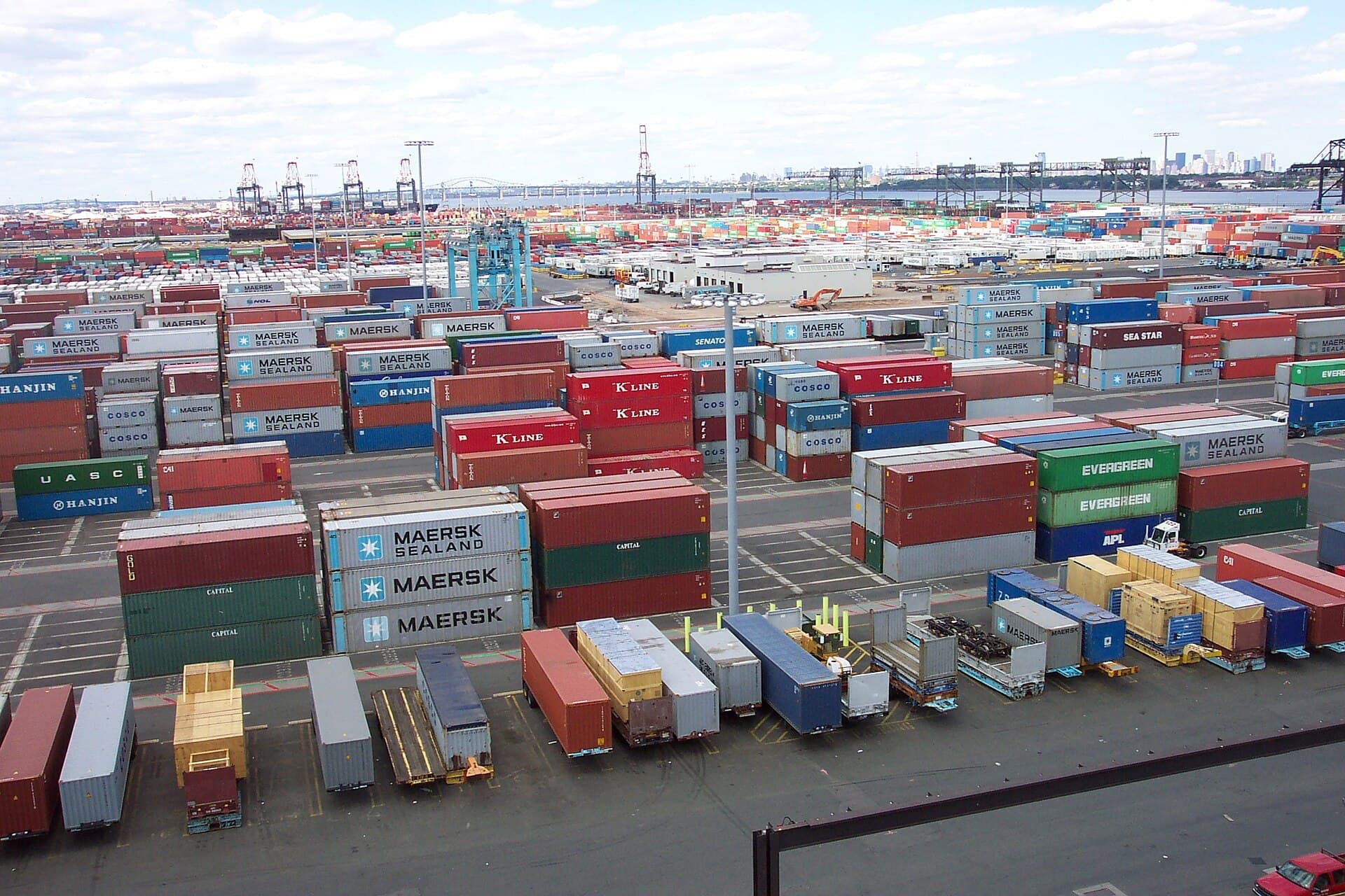 Un terminal portuar de containere, cu numeroase containere de marfă și macarale în fundal. (Foto de arhivă: Captain Albert E. Theberge, NOAA Corps (ret.) / Public domain, Wikimedia Commons)