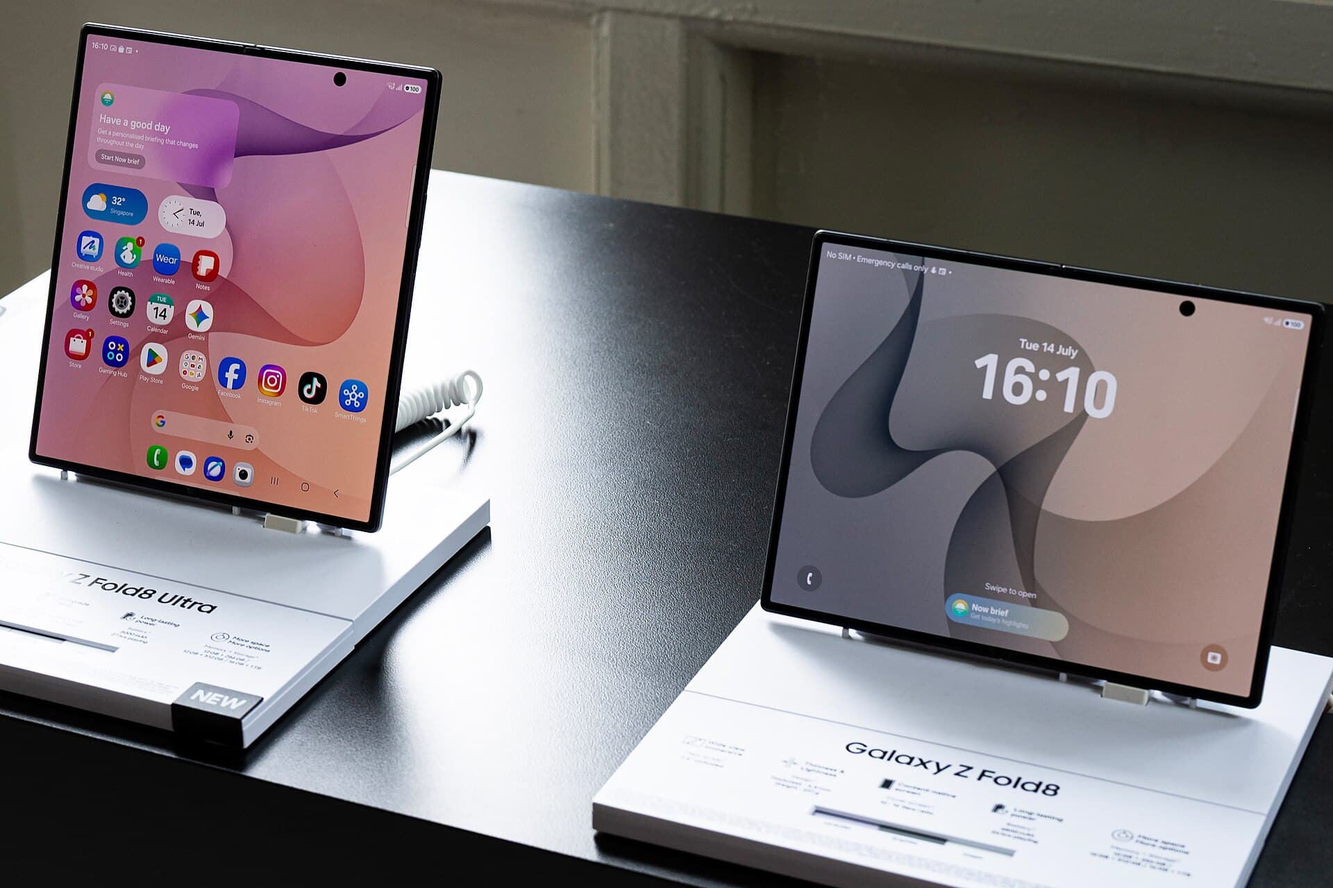 Două smartphone-uri pliabile expuse pe standuri, unul Galaxy Z Fold6 și unul HONOR Magic V2. (Foto: ScribblingGeek / CC BY-SA 4.0, Wikimedia Commons)