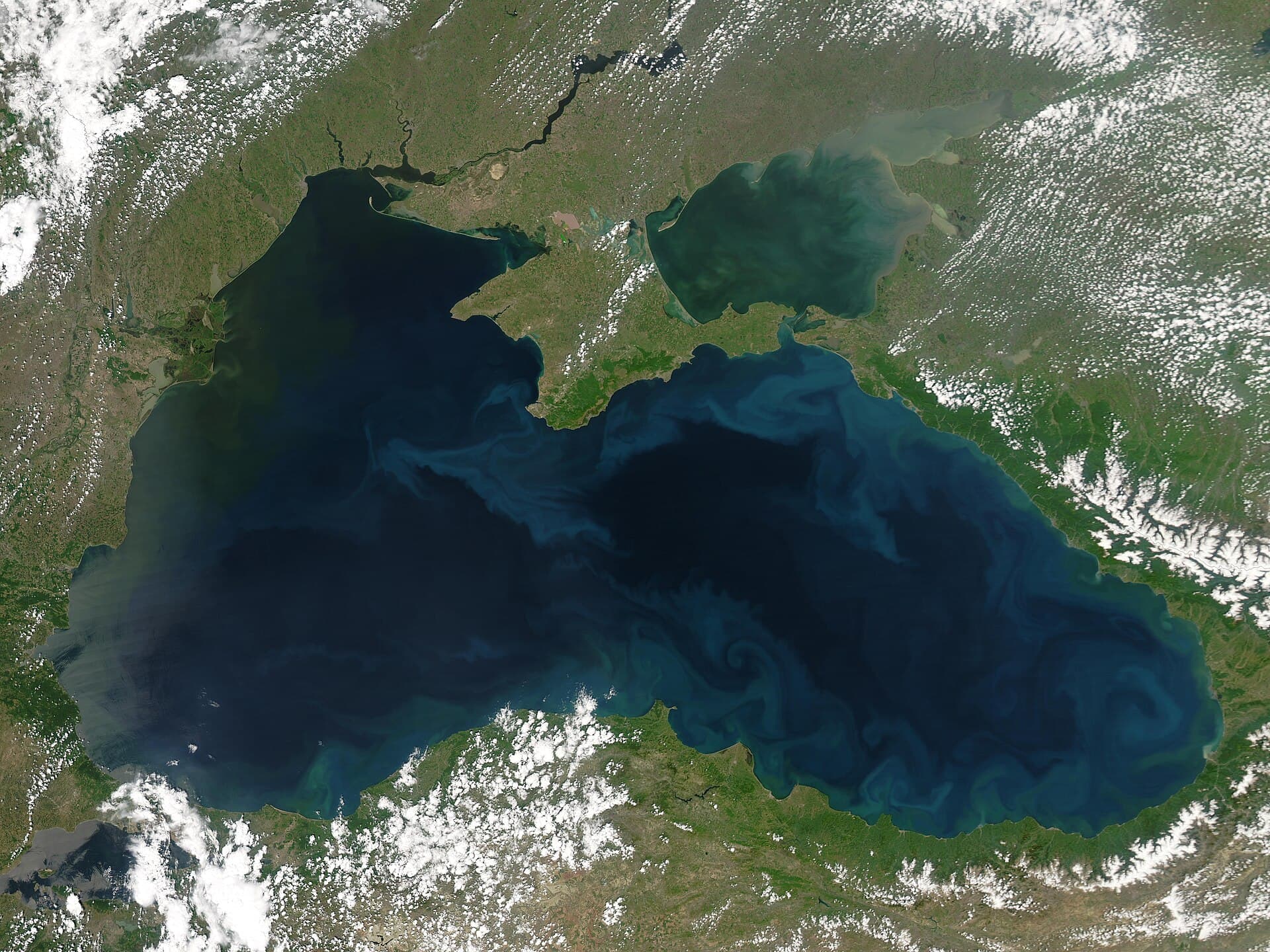 Imagine satelitară a Mării Negre și a țărmurilor din jur (Foto: Jeff Schmaltz, MODIS Rapid Response Team, NASA/GSFC / Public domain, Wikimedia Commons)