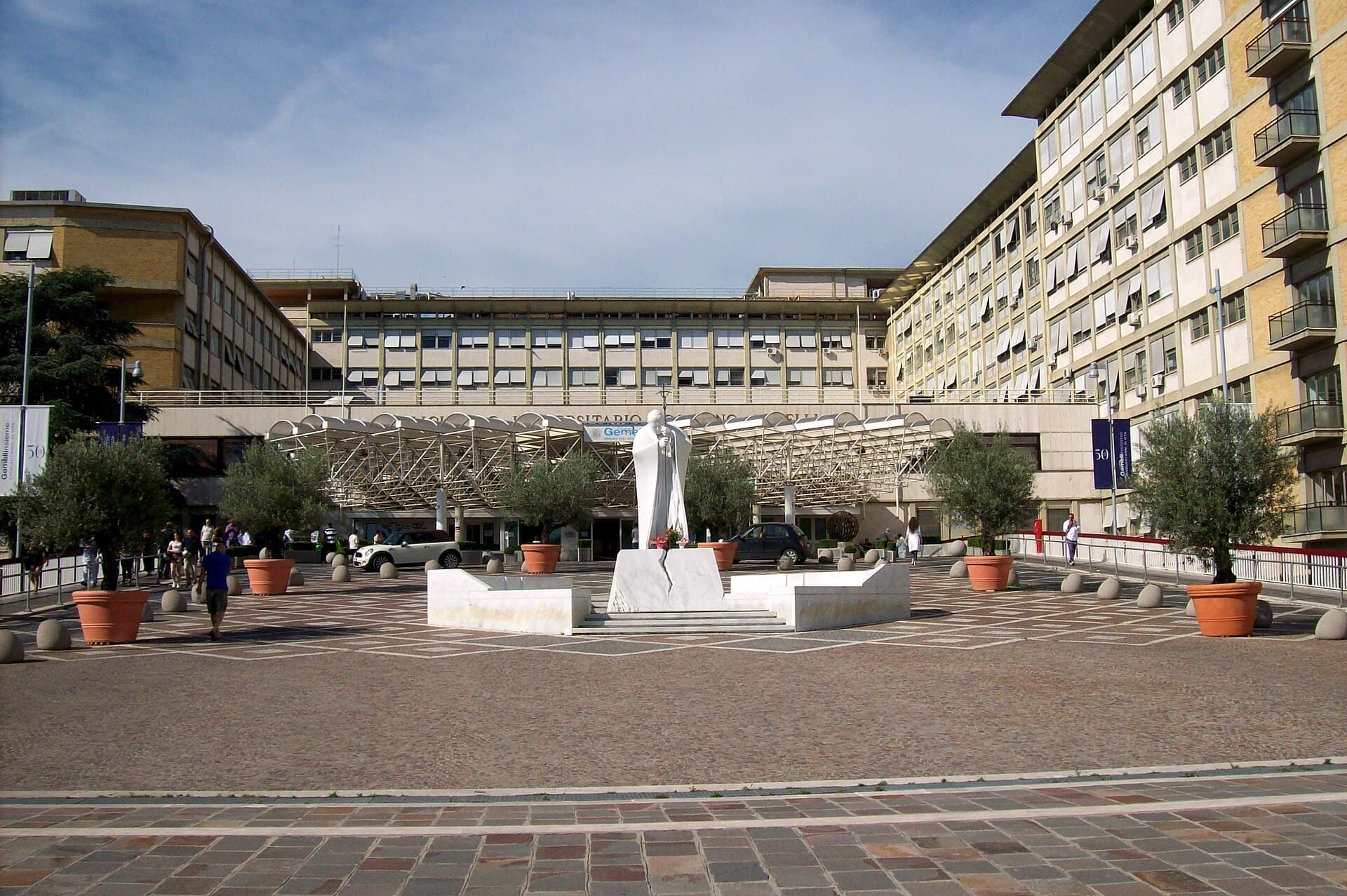 Curtea și clădirile unui spital din Roma, cu o statuie în centru. (Foto: Blackcat / CC BY-SA 3.0 it, Wikimedia Commons)