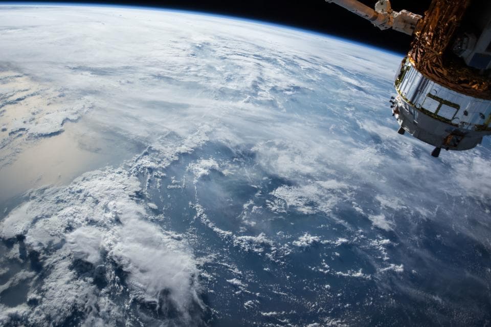 Pământul văzut din spațiu, cu o parte a unei nave sau a unui satelit în prim-plan. (Foto ilustrativă: NASA / CC0 1.0, Openverse)