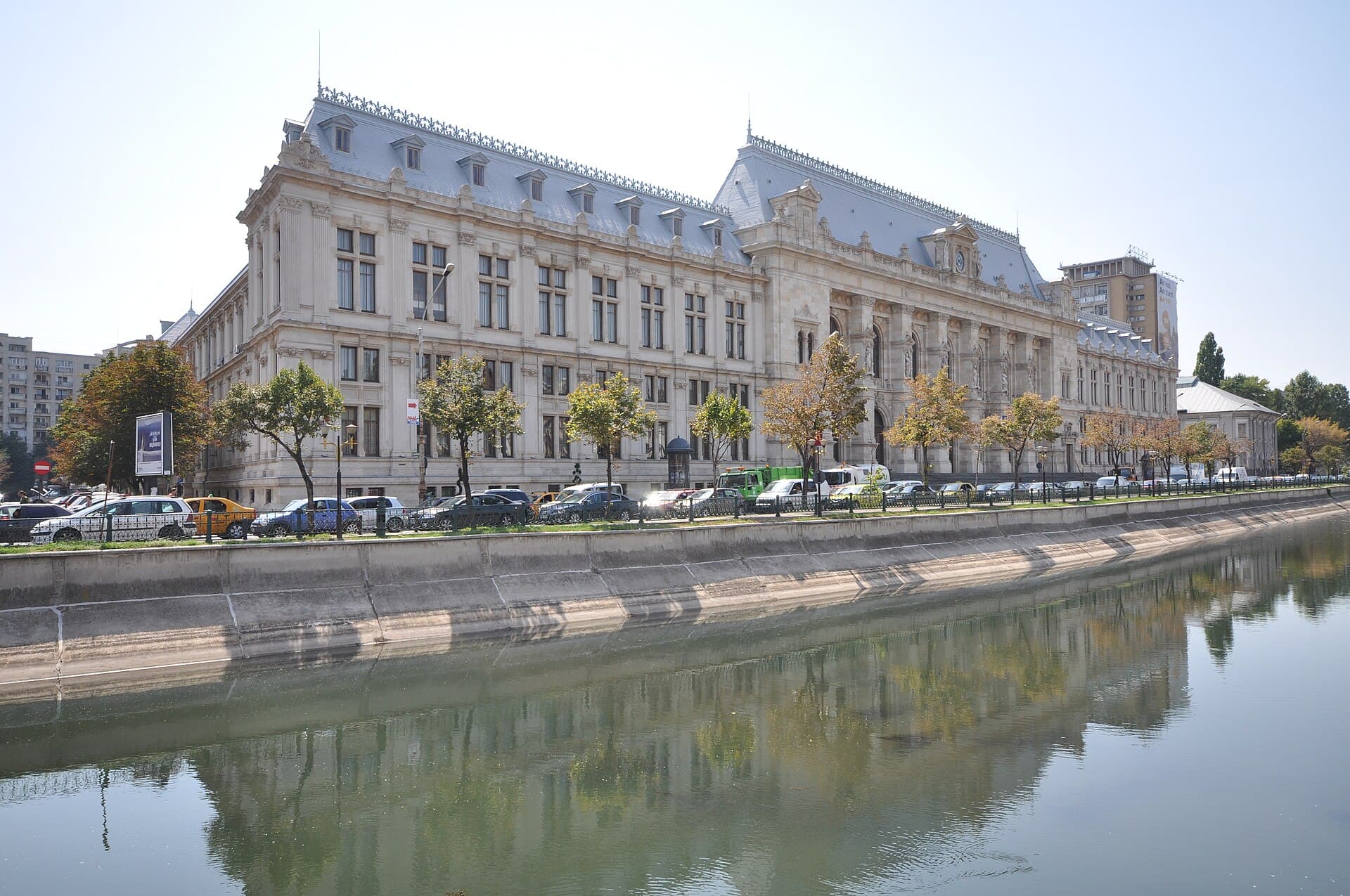 O clădire impunătoare, aparent un tribunal sau palat de justiție, fotografiată de peste un canal. (Foto: Jorge Láscar from Australia / CC BY 2.0, Wikimedia Commons)