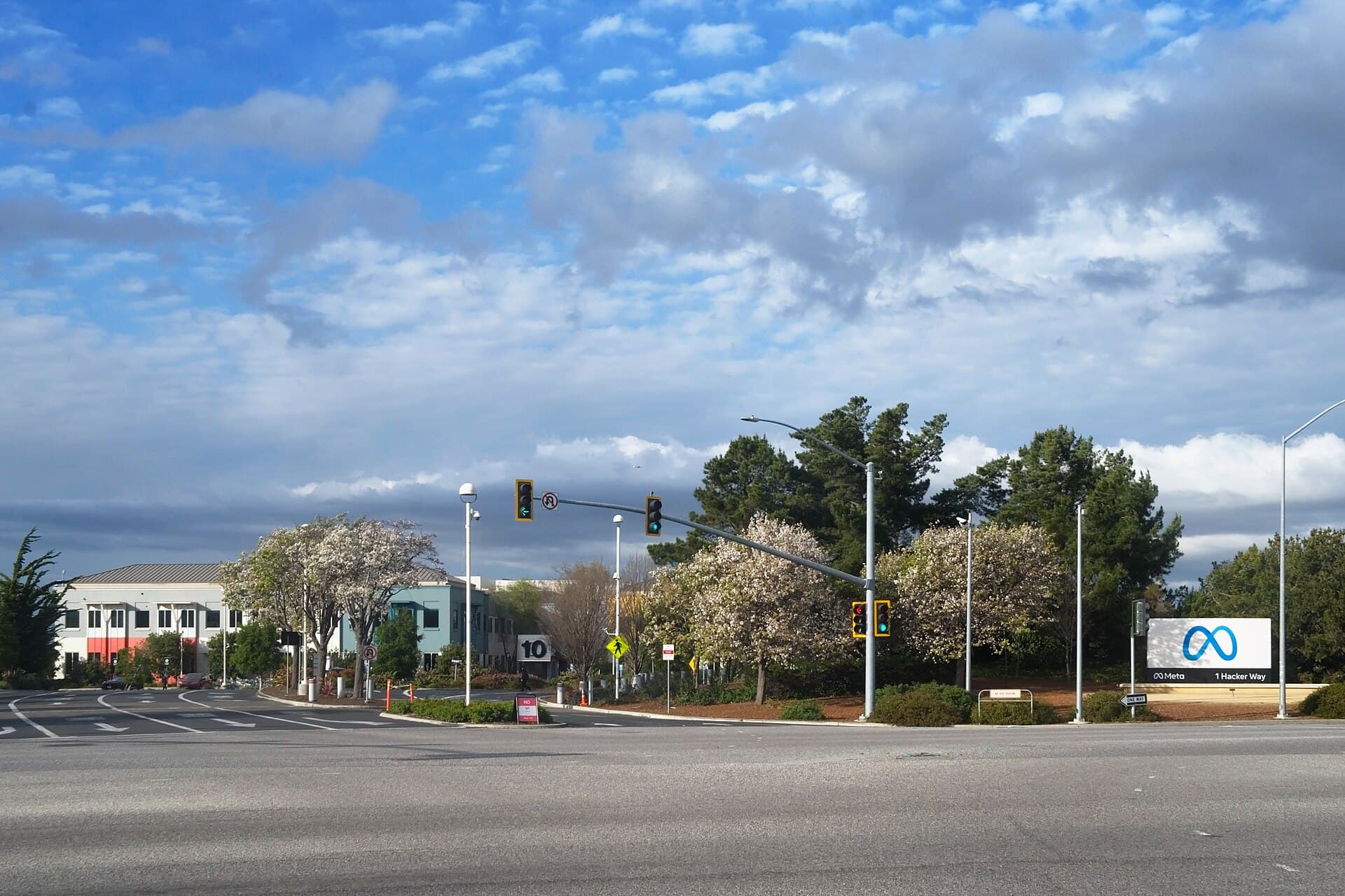 O clădire/campus Meta, identificat prin sigla Meta vizibilă la intrare, fotografiat de la o intersecție. (Foto: LPS.1 / CC0, Wikimedia Commons)