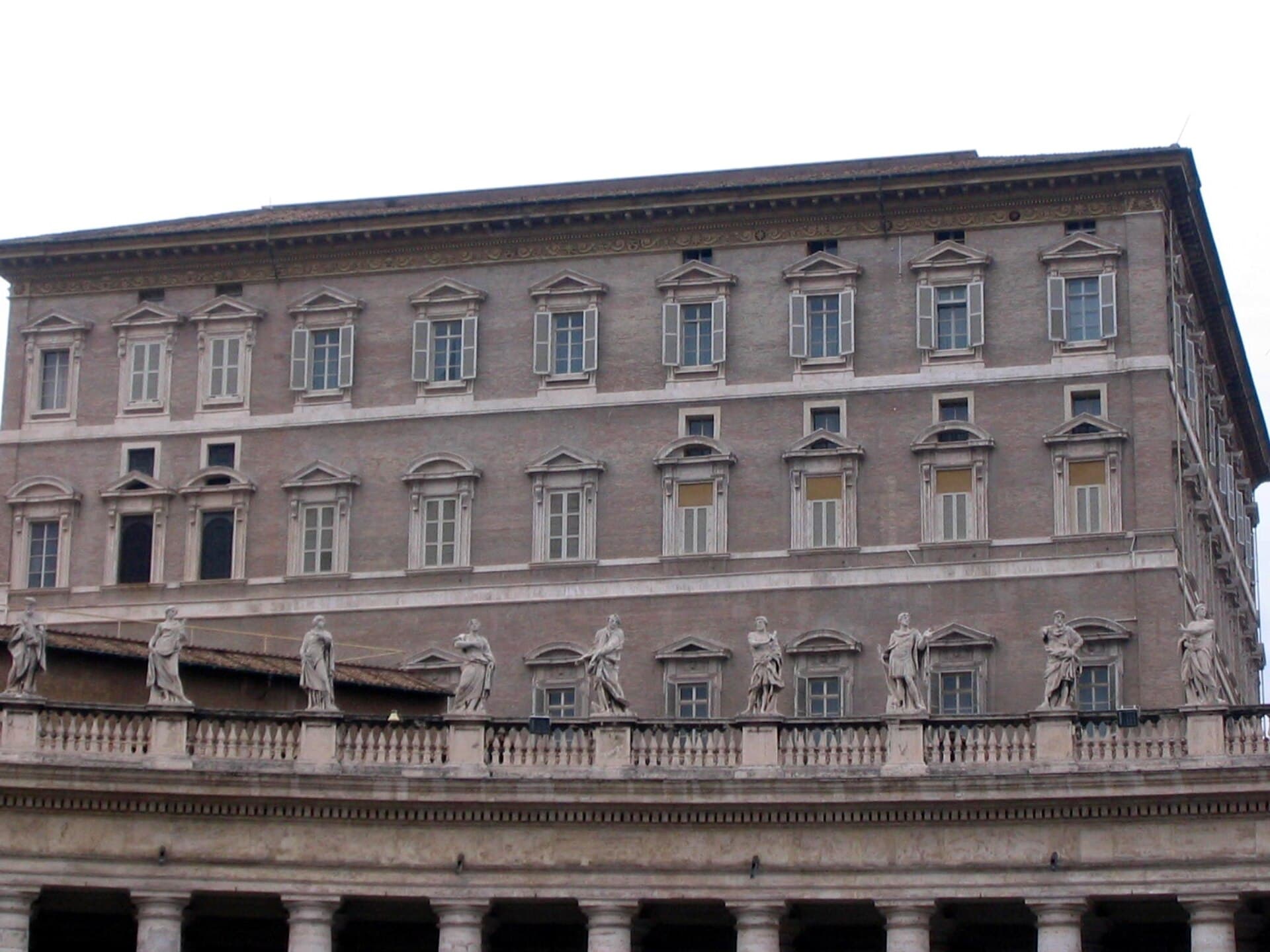 Fațada unui palat din Vatican, o clădire asociată reședinței papale. (Foto: Alessio Nastro Siniscalchi / CC BY-SA 2.5 it, Wikimedia Commons)