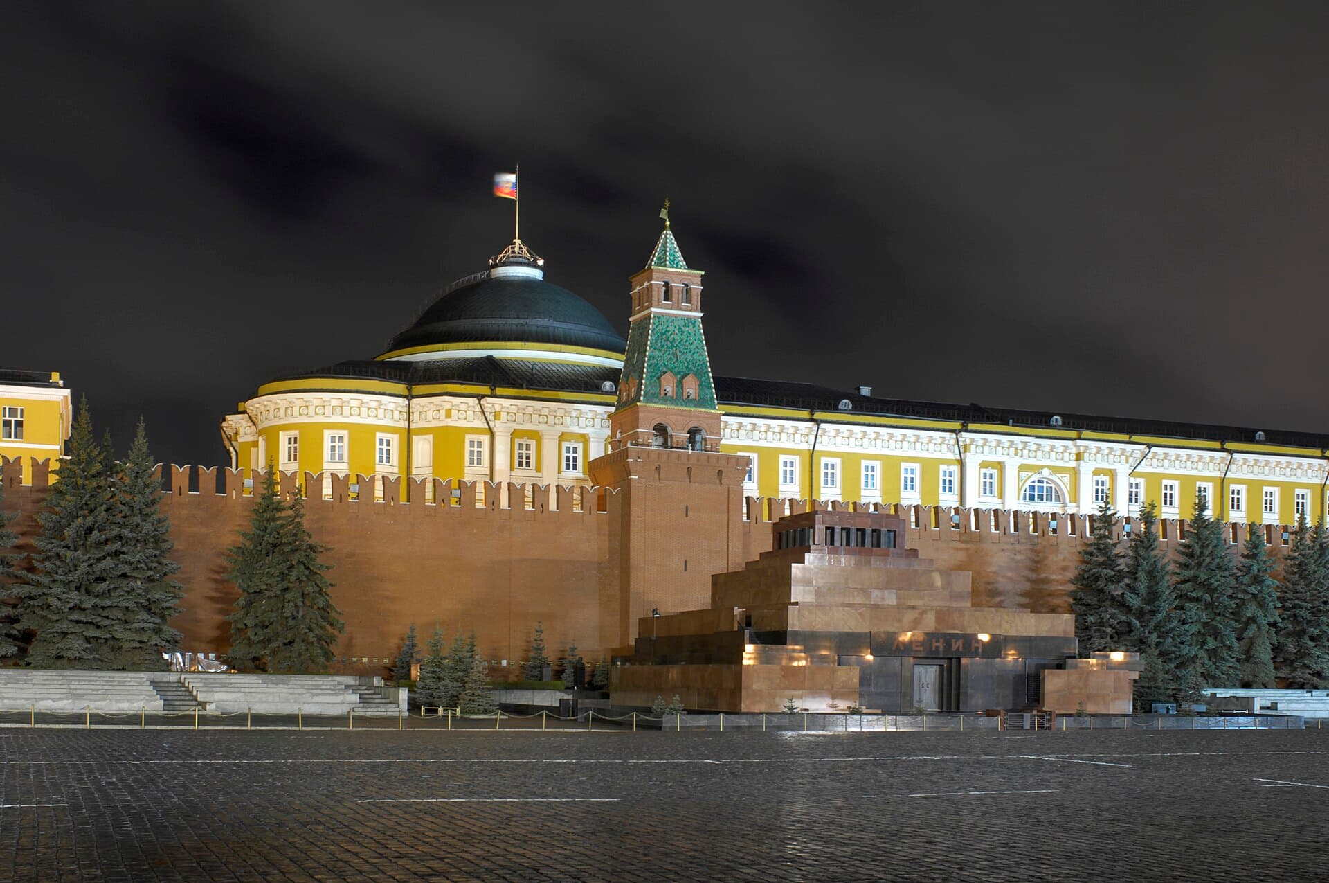 Kremlinul din Moscova, fotografiat noaptea, cu zidurile și turnurile sale. (Foto: Godot13 / CC BY-SA 4.0, Wikimedia Commons)
