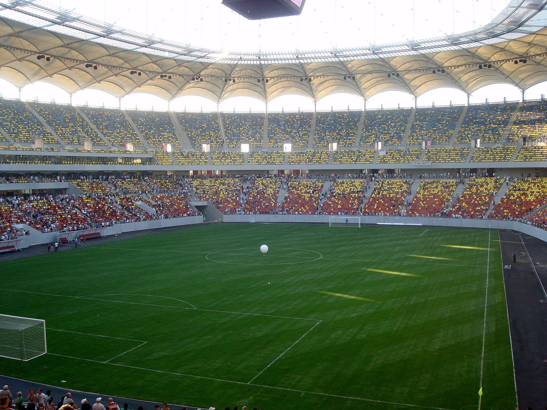 Un stadion de fotbal modern, cu terenul și tribunele vizibile. (Foto: Eugen Simion 14 / CC0, Wikimedia Commons)