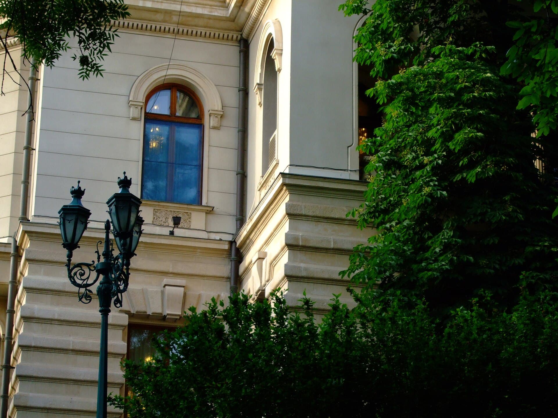 Fațada unei clădiri oficiale, probabil Palatul Cotroceni, văzută din exterior. (Foto: Bekuletz / CC BY-SA 2.5, Wikimedia Commons)