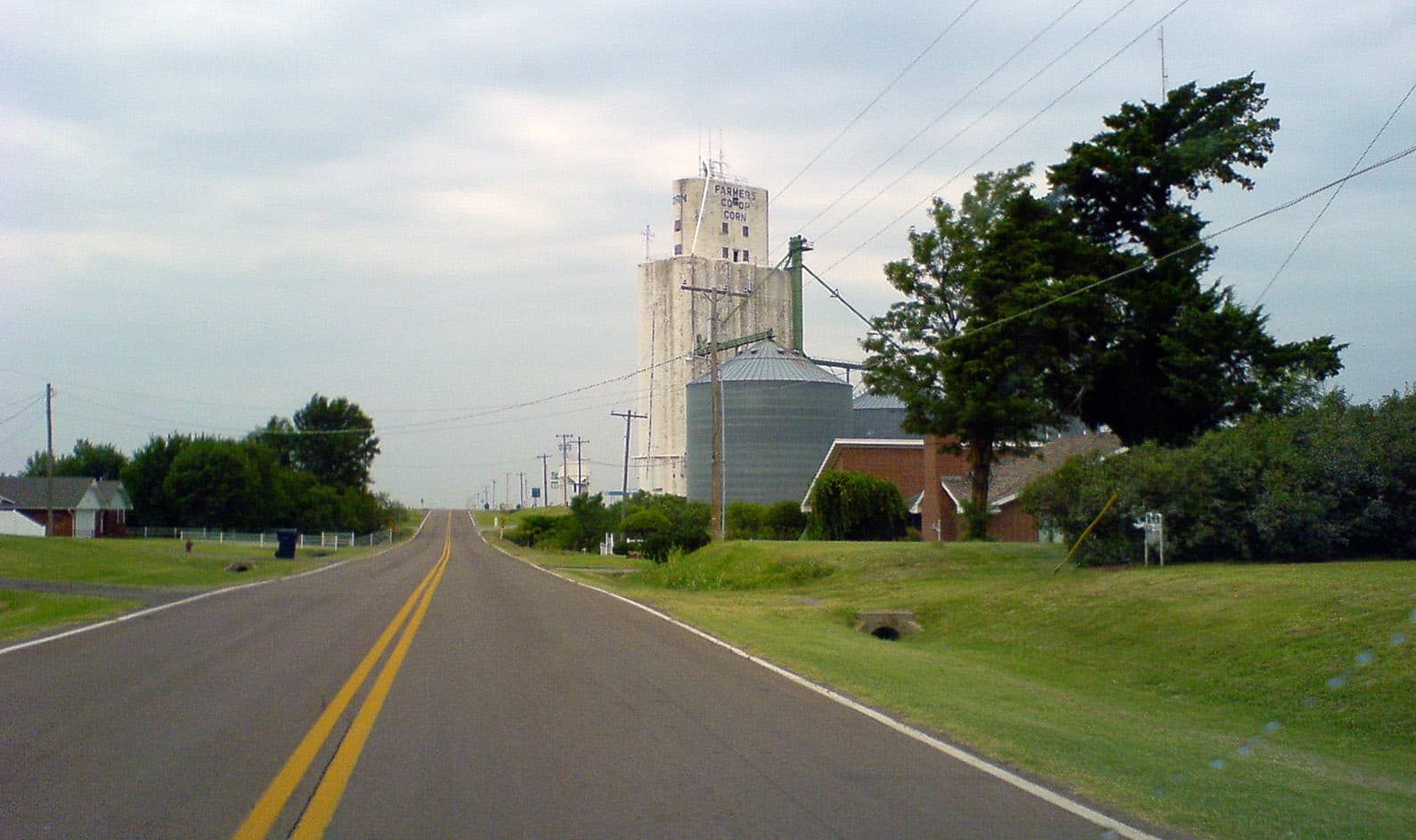 Un drum rural și un siloz pentru cereale, într-o zonă agricolă. (Foto de arhivă: Greg Willis from Denver, CO, usa / CC BY-SA 2.0, Wikimedia Commons)