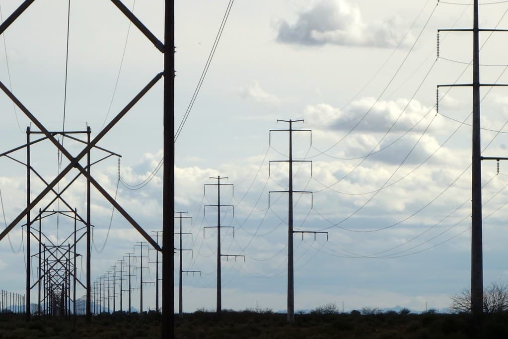Linii și stâlpi de înaltă tensiune într-o zonă deschisă, parte a infrastructurii energetice. (Foto de arhivă: kevin dooley / BY 2.0, Openverse)