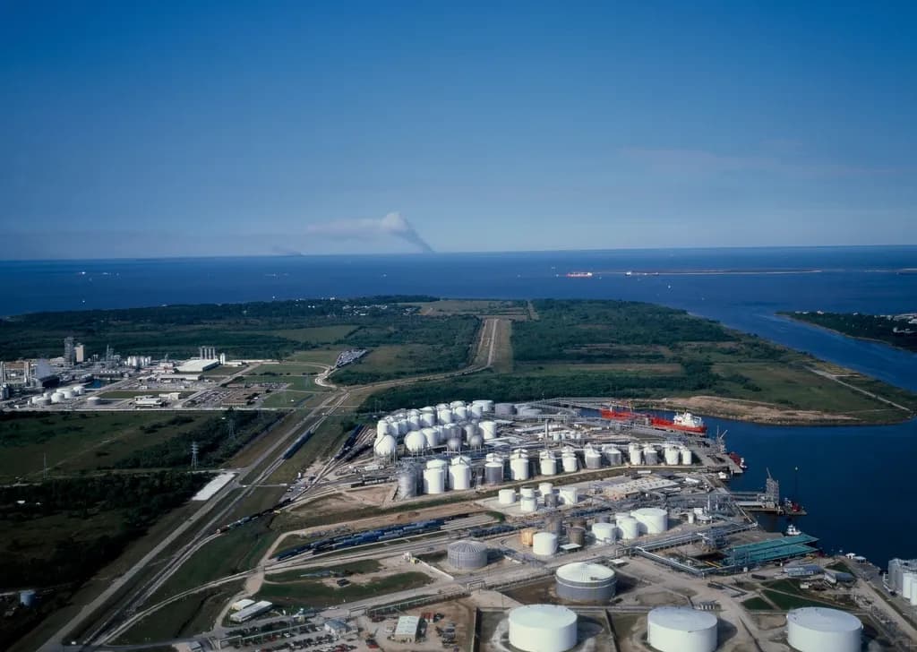 O instalație industrială de stocare și procesare a gazelor sau combustibililor, cu numeroase rezervoare, văzută aerian, într-o zonă de coastă. (Foto ilustrativă: Carol M Highsmith / CC0 1.0, Openverse)