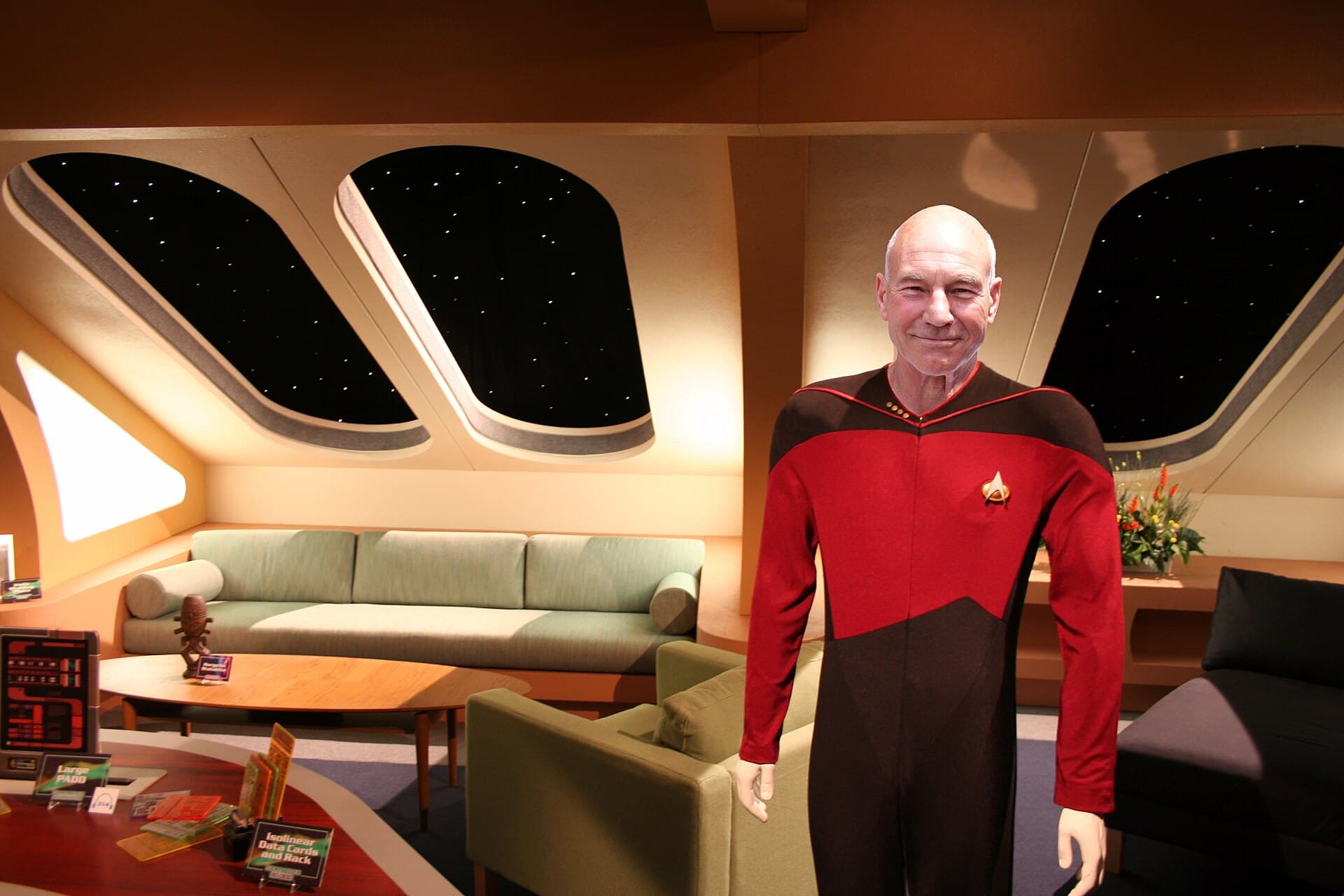 Patrick Stewart, în rolul căpitanului Jean-Luc Picard, într-un decor de pe nava Enterprise. (Foto: Enterprise-D_crew_quarters.jpg : Derek Springer from Los Angeles, CA, USA Patric / CC BY-SA 3.0, Wikimedia Commons)