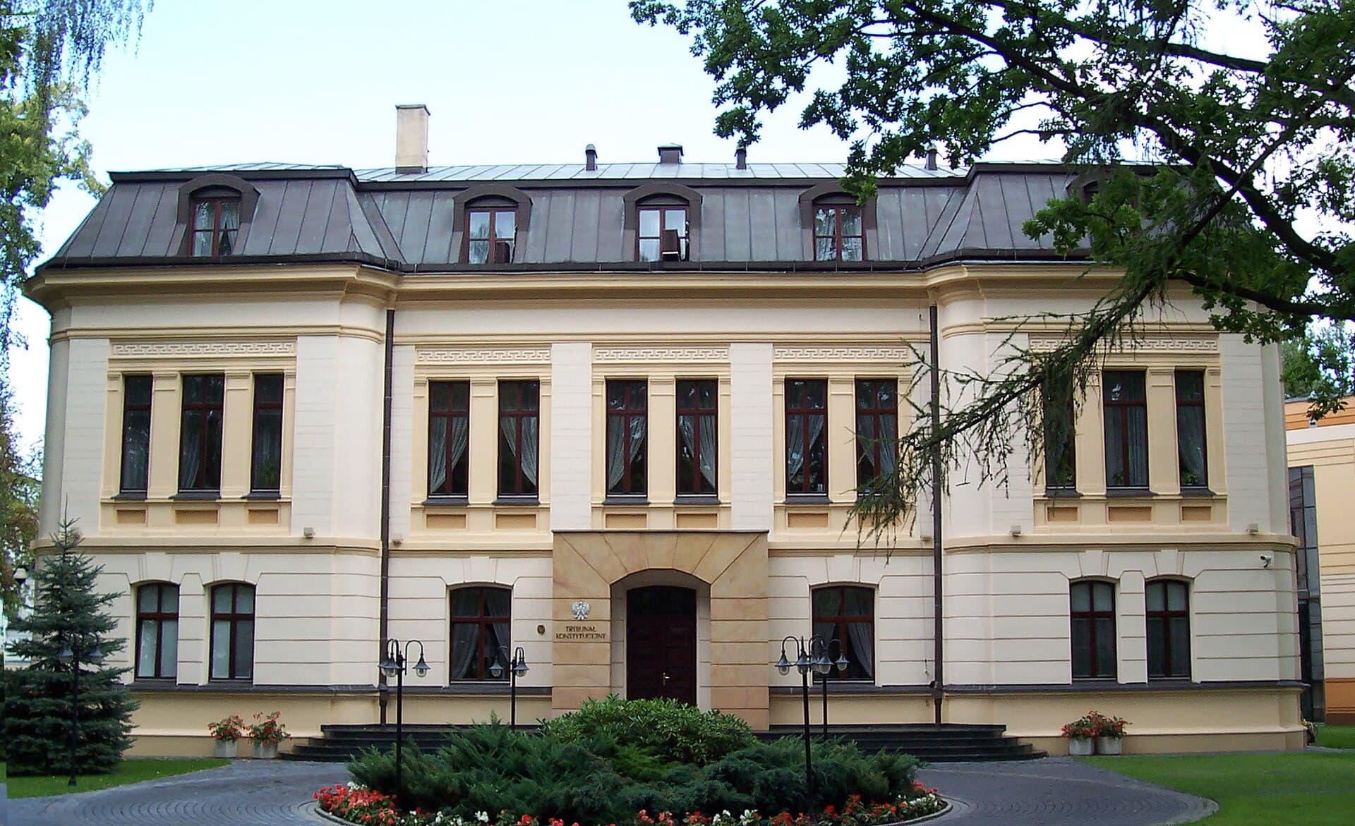 Clădirea Tribunalului Constituțional din Polonia, o clădire istorică de culoare crem. (Foto: Jurij / CC BY-SA 3.0, Wikimedia Commons)