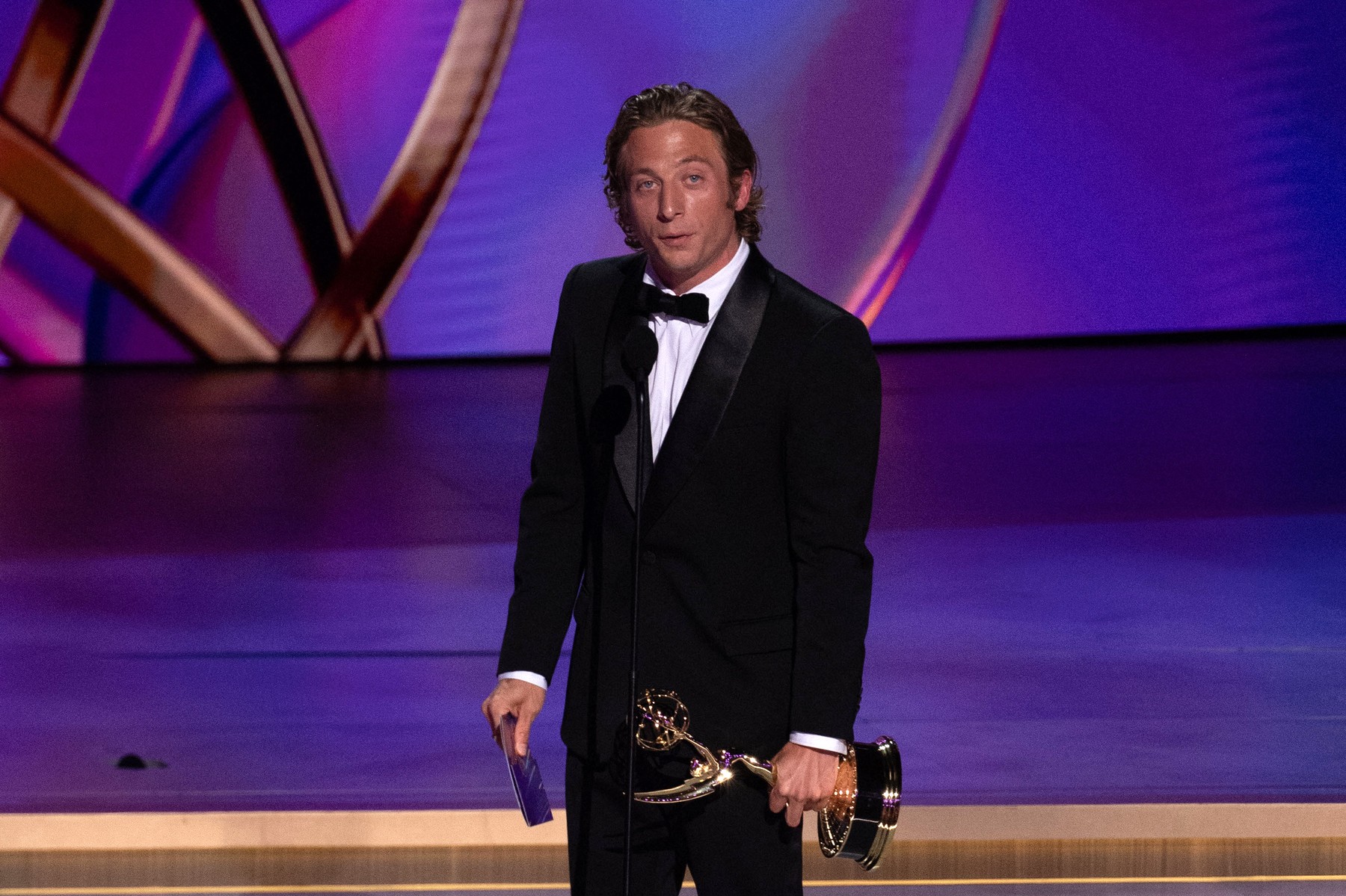 HOTNEWS.RO: Două cuvinte din discursul actorului Jeremy Allen White au fost tăiate de televiziunea ABC la gala premiilor Emmy - VIDEO - HotNews.ro