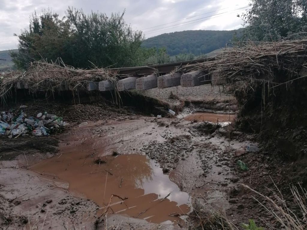 HOTNEWS.RO: FOTO Linia de cale ferată Galați - Bârlad, distrusă grav în multe porțiuni din cauza inundațiilor - HotNews.ro