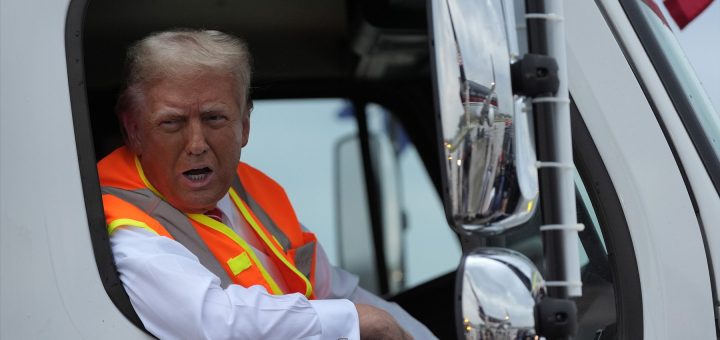 HOTNEWS.RO: VIDEO Donald Trump, apariție într-un camion de gunoi după un comentariu controversat făcut de Biden