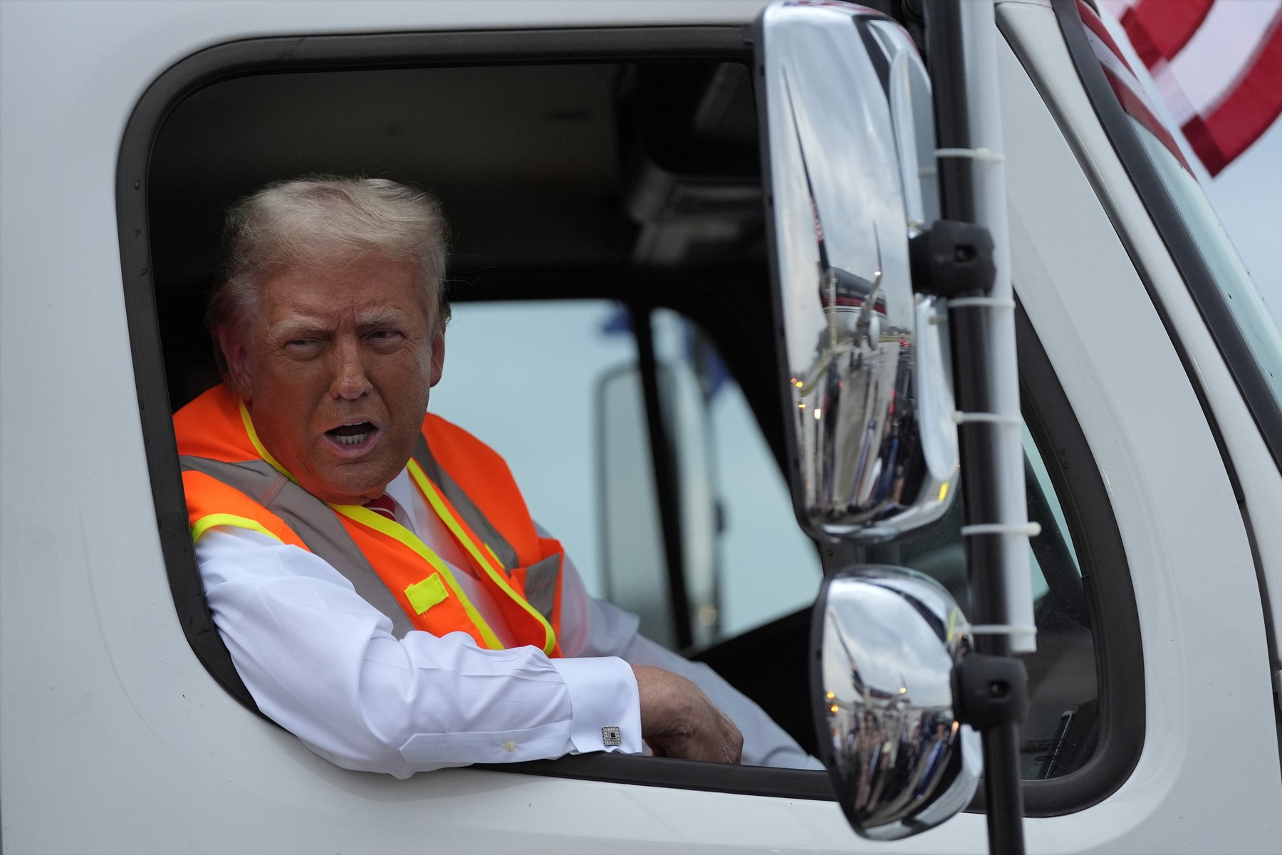 HOTNEWS.RO: VIDEO Donald Trump, apariție într-un camion de gunoi după un comentariu controversat făcut de Biden