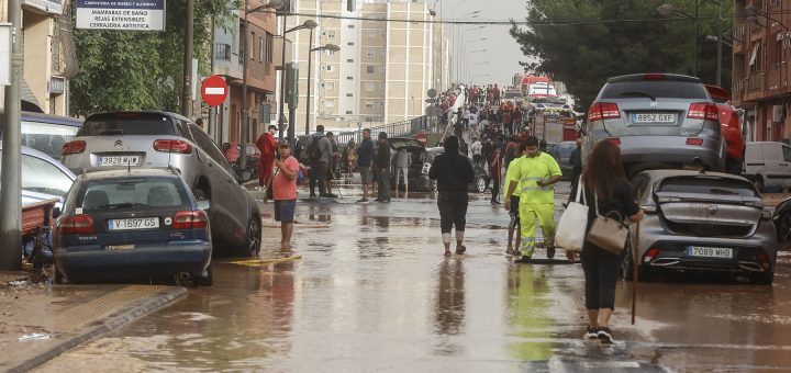 HOTNEWS.RO: Alertă de „pericol extrem” în Barcelona. Cod roșu de ploi puternice, zboruri deviate și trenuri anulate