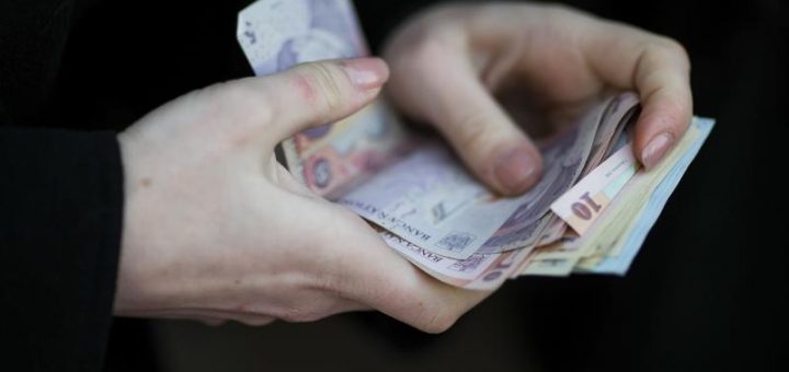 HOTNEWS.RO: Ciolacu: Nu există obstacole pentru creșterea salariului minim la 4.050 de lei de la 1 ianuarie