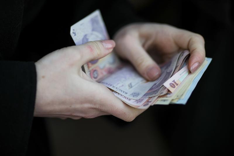 HOTNEWS.RO: Ciolacu: Nu există obstacole pentru creșterea salariului minim la 4.050 de lei de la 1 ianuarie