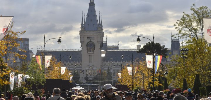 HOTNEWS.RO: fanatik.ro: Orașul din România care își schimbă fața de Crăciun. S-au adus sute de brazi, vor fi montate tuneluri luminoase și se organizează un parc de distracții