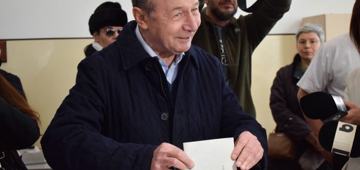 HOTNEWS.RO: Traian Băsescu jubilează cu puțin timp înaintea afișării primelor rezultate exit-poll la alegerile prezidențiale. Mesaj clar pentru doi candidați