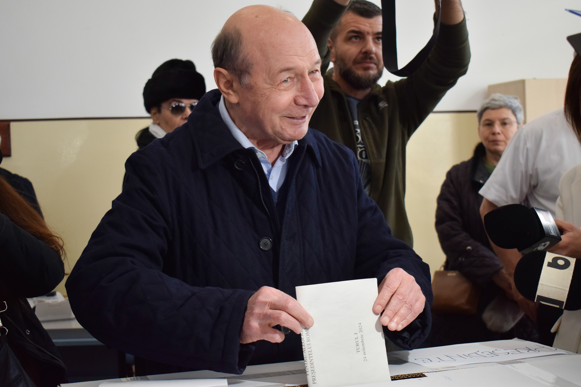 HOTNEWS.RO: Traian Băsescu jubilează cu puțin timp înaintea afișării primelor rezultate exit-poll la alegerile prezidențiale. Mesaj clar pentru doi candidați