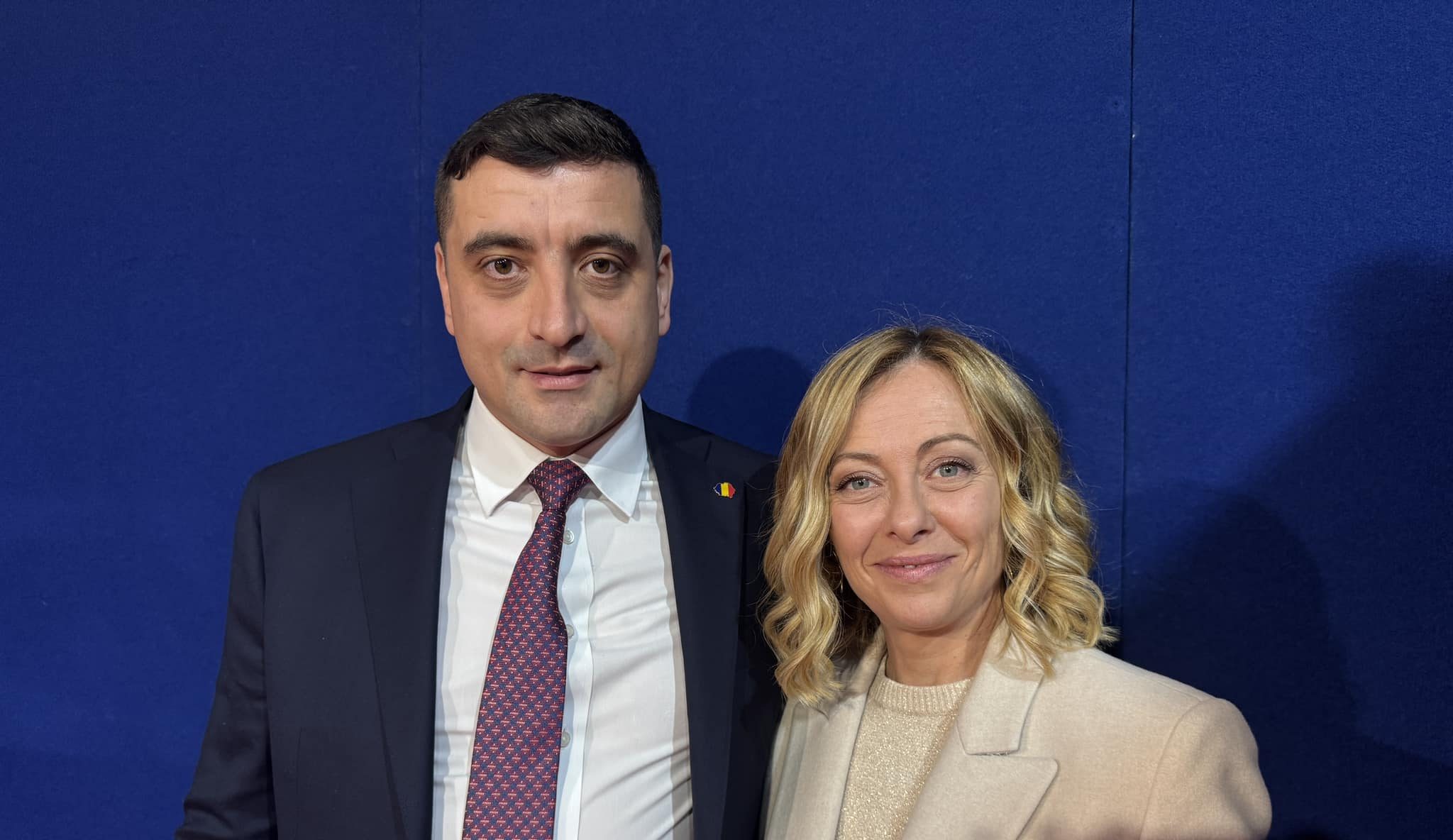 HOTNEWS.RO: George Simion, fotografie alături de Giorgia Meloni la congresul Fratelli d’Italia: „Premierul Italiei cunoaşte despre lovitura de stat din România”