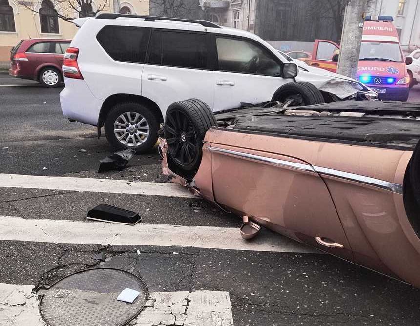 HOTNEWS.RO: Accident grav în Ploieşti. Un autoturism s-a răsturnat, după ce s-a izbit violent de un SUV parcat și a lovit un pieton