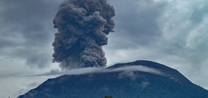 HOTNEWS.RO: Alarmă aviatică provocată de erupția unui vulcan. Cenușa s-a ridicat trei kilometri în aer