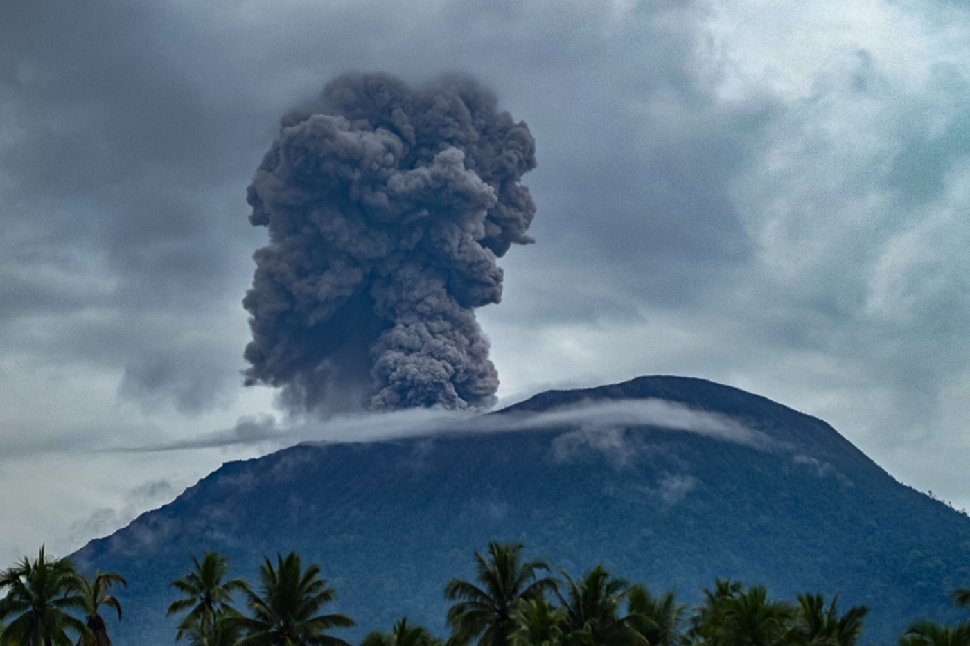 HOTNEWS.RO: Alarmă aviatică provocată de erupția unui vulcan. Cenușa s-a ridicat trei kilometri în aer