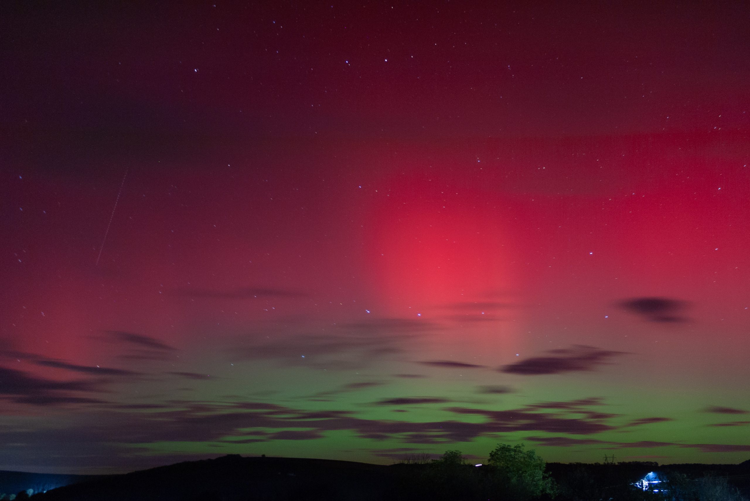 HOTNEWS.RO: FOTO Aurora boreală a făcut din nou spectacol pe cerul din România. Imagini uluitoare cu luminile nordului