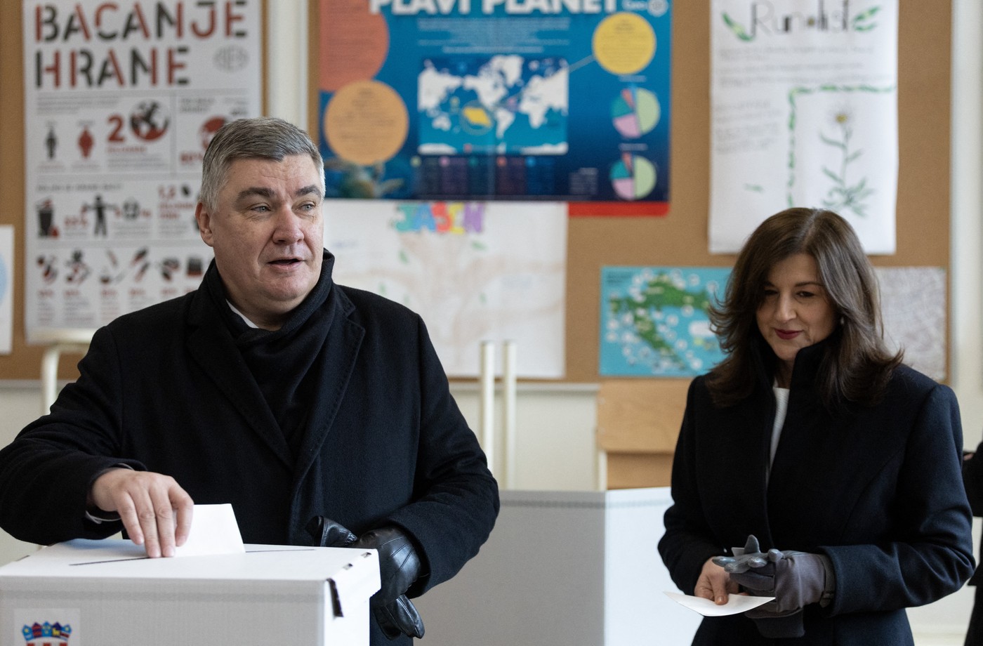 HOTNEWS.RO: Președintele Croației, reconfirmat în funcție. Exit poll-urile indică o victorie zdrobitoare în fața candidatului susținut de guvern