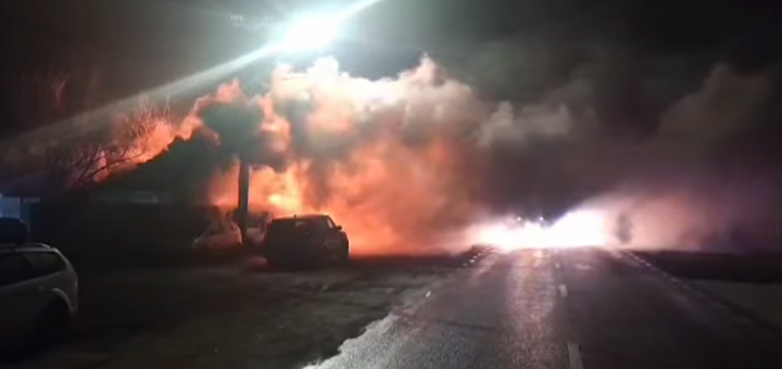 HOTNEWS.RO: VIDEO Incendiu puternic în Crevedia, în apropierea stației GPL care a explodat în 2023. A fost emis mesaj RO-Alert