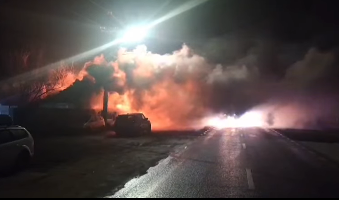 HOTNEWS.RO: VIDEO Incendiu puternic în Crevedia, în apropierea stației GPL care a explodat în 2023. A fost emis mesaj RO-Alert