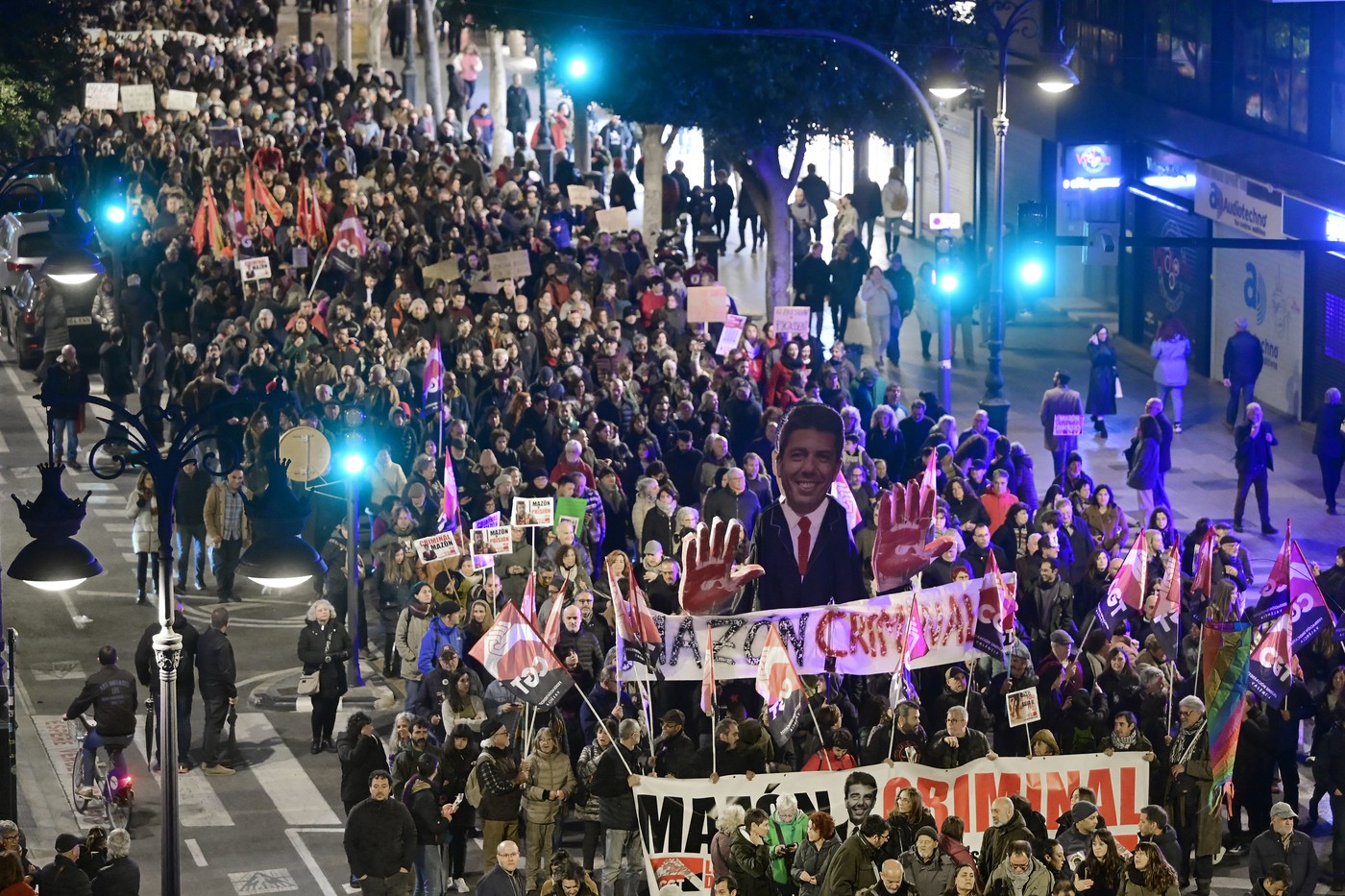 HOTNEWS.RO: VIDEO Protest uriaș împotriva liderului regional din Valencia: „Rudele noastre au murit din cauza incompetenței tale”